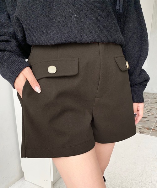 moment+(モーメントプラス)の「微起毛ウールライク金ボタンフラップショートパンツ(その他パンツ・レディース・ブラウン/アイボリー/チャコールグレー/ブラック・M)」の4枚目の写真