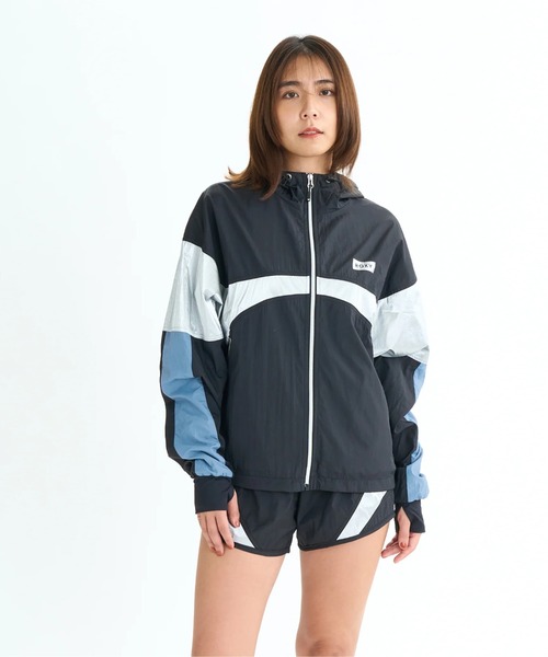 ROXY(ロキシー)の「ALL TIME ACTIVE JACK/ロキシードローコード付き撥水加工ナイロンジップアップジャケット・ブルゾン(ブルゾン・レディース・ブラック/ブルー・SMALL/LARGE/MEDIUM)」の1枚目の写真