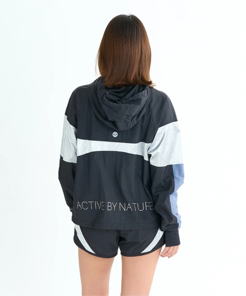 ROXY(ロキシー)の「ALL TIME ACTIVE JACK/ロキシードローコード付き撥水加工ナイロンジップアップジャケット・ブルゾン(ブルゾン・レディース・ブラック/ブルー・SMALL/LARGE/MEDIUM)」の20枚目の写真