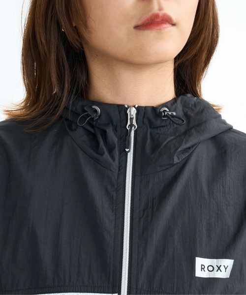 ROXY(ロキシー)の「ALL TIME ACTIVE JACK/ロキシードローコード付き撥水加工ナイロンジップアップジャケット・ブルゾン(ブルゾン・レディース・ブラック/ブルー・SMALL/LARGE/MEDIUM)」の17枚目の写真