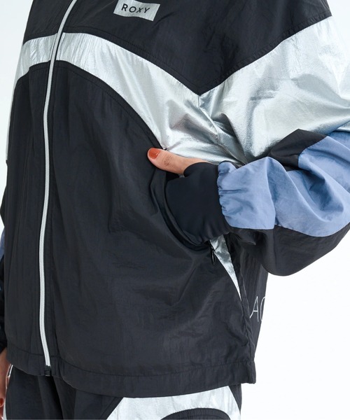 ROXY(ロキシー)の「ALL TIME ACTIVE JACK/ロキシードローコード付き撥水加工ナイロンジップアップジャケット・ブルゾン(ブルゾン・レディース・ブラック/ブルー・SMALL/LARGE/MEDIUM)」の14枚目の写真