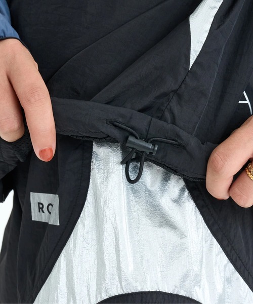 ROXY(ロキシー)の「ALL TIME ACTIVE JACK/ロキシードローコード付き撥水加工ナイロンジップアップジャケット・ブルゾン(ブルゾン・レディース・ブラック/ブルー・SMALL/LARGE/MEDIUM)」の10枚目の写真