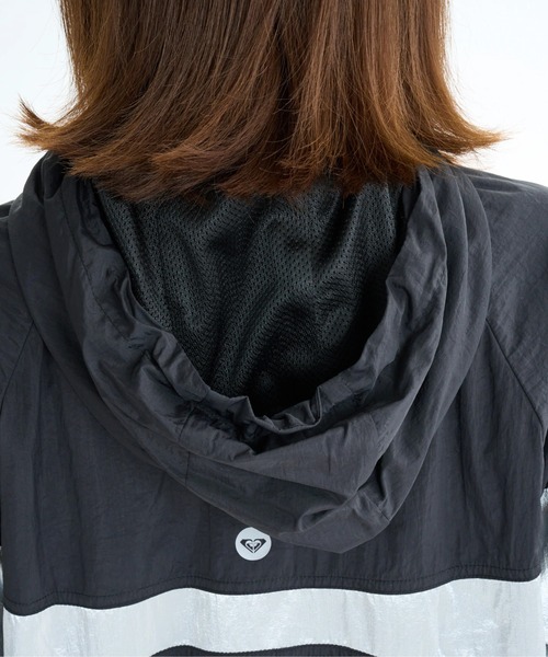 ROXY(ロキシー)の「ALL TIME ACTIVE JACK/ロキシードローコード付き撥水加工ナイロンジップアップジャケット・ブルゾン(ブルゾン・レディース・ブラック/ブルー・SMALL/LARGE/MEDIUM)」の7枚目の写真