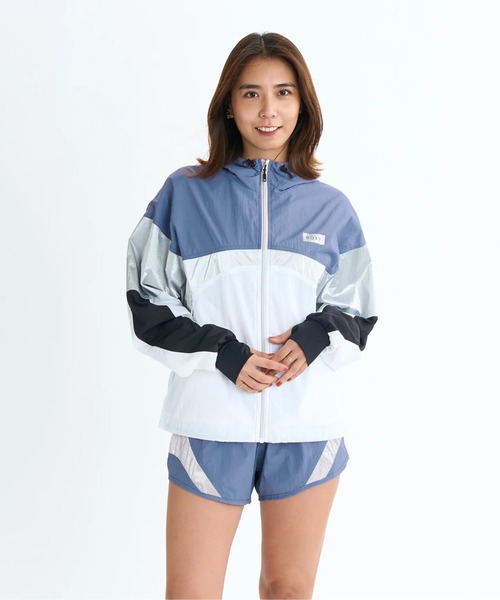 ROXY(ロキシー)の「ALL TIME ACTIVE JACK/ロキシードローコード付き撥水加工ナイロンジップアップジャケット・ブルゾン(ブルゾン・レディース・ブラック/ブルー・SMALL/LARGE/MEDIUM)」の4枚目の写真