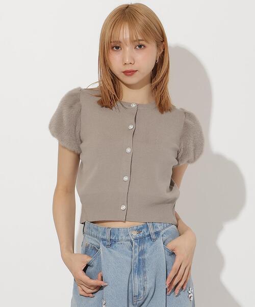 AND COUTURE（アンドクチュール）の「ファー付きビジューボタンプルオーバー（ニット/セーター・レディース・ブラック/グレー/ブルー/ベージュ・FREE）」の3枚目の写真