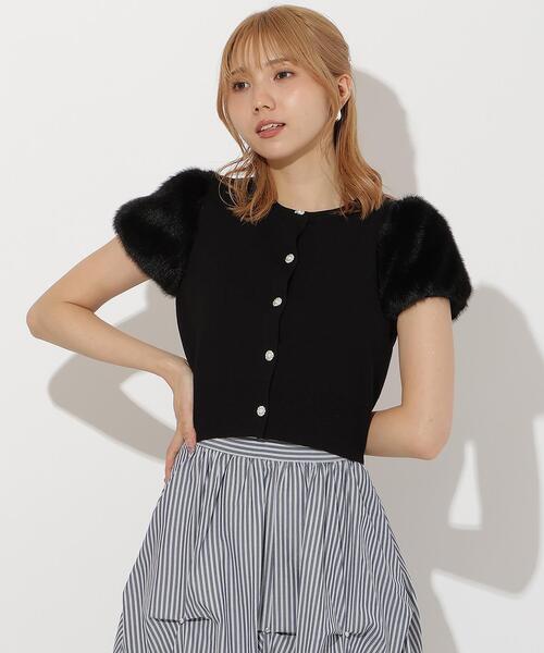 AND COUTURE（アンドクチュール）の「ファー付きビジューボタンプルオーバー（ニット/セーター・レディース・ブラック/グレー/ブルー/ベージュ・FREE）」の2枚目の写真