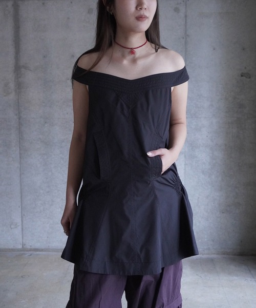 LOW CLASSIC(ロウ クラシック)の「OFF-SHOULDER SHIRRED BLOUSE TOP(シャツ/ブラウス・レディース・ブラック・M)」の1枚目の写真