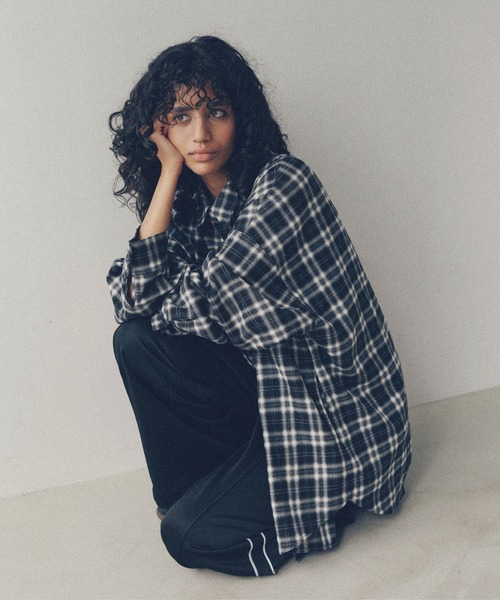YOOU(ユー)の「チェックオーバーシャツ/チェック柄デザイン × オーバーサイズシルエット(Tシャツ/カットソー・レディース・ブラウン/ブラック・FREE)」の16枚目の写真