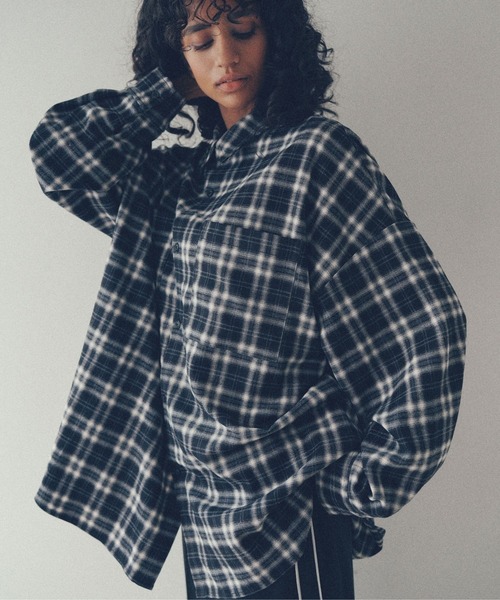 YOOU(ユー)の「チェックオーバーシャツ/チェック柄デザイン × オーバーサイズシルエット(Tシャツ/カットソー・レディース・ブラウン/ブラック・FREE)」の4枚目の写真