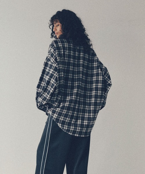 YOOU(ユー)の「チェックオーバーシャツ/チェック柄デザイン × オーバーサイズシルエット(Tシャツ/カットソー・レディース・ブラウン/ブラック・FREE)」の3枚目の写真