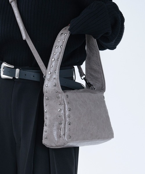Ellno Loset(エルノロゼット)の「2WAYショルダースタッズバッグ(ショルダーバッグ・メンズ・ブラック/グレー/ブラウン・FREE)」の4枚目の写真