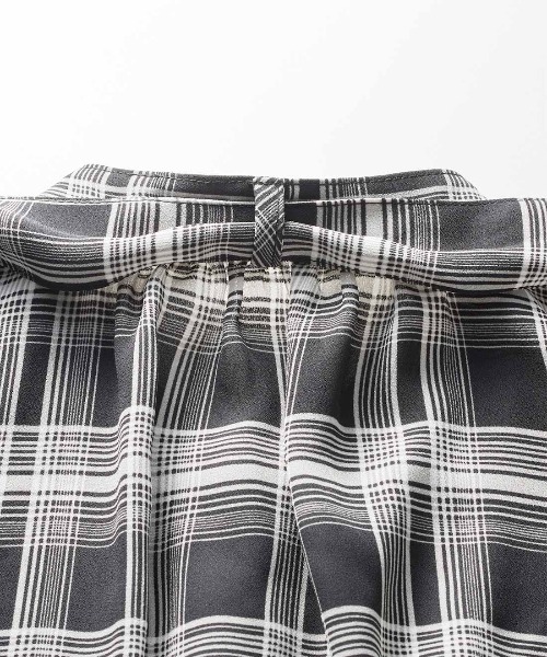 IEDIT（イディット）の「ＩＥＤＩＴ　気分で印象変化を楽しむ２ーＷＡＹモノトーンプリントブラウス（シャツ/ブラウス・レディース・ブラック/グレー系その他/ブラック系その他・M/L/LL/3L/S）」の8枚目の写真