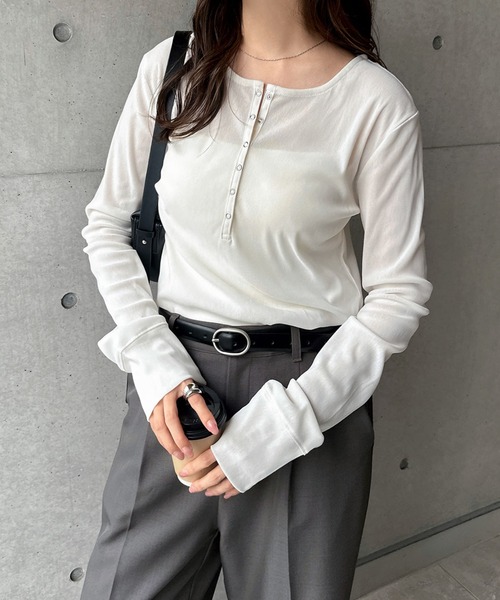 andme（アンドミー）の「ベロアチュールヘンリーネック長袖トップス（Tシャツ/カットソー・レディース・ブラウン/チャコールグレー/アイボリー/ブラック・M）」の11枚目の写真