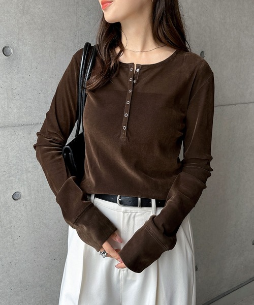 andme（アンドミー）の「ベロアチュールヘンリーネック長袖トップス（Tシャツ/カットソー・レディース・ブラウン/チャコールグレー/アイボリー/ブラック・M）」の6枚目の写真
