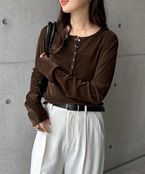 andme（アンドミー）の「ベロアチュールヘンリーネック長袖トップス（Tシャツ/カットソー・レディース・ブラウン/チャコールグレー/アイボリー/ブラック・M）」の7枚目の写真