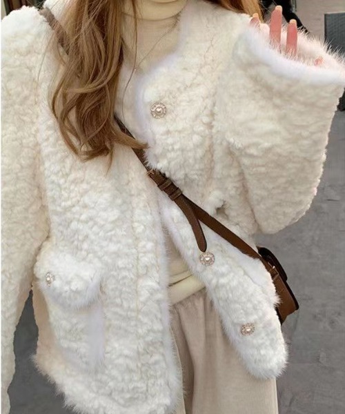 Mejoul（メジュール）の「【2025秋冬新作】パールボタンもこもこフェイクファーコート（その他アウター・レディース・ホワイト/ピンク・M/L）」の3枚目の写真