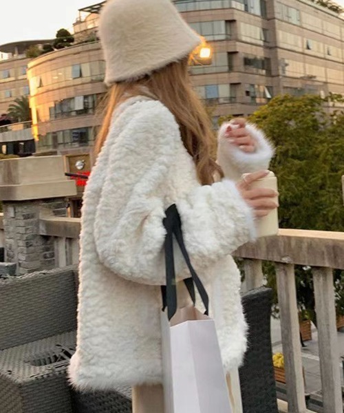 Mejoul（メジュール）の「【2025秋冬新作】パールボタンもこもこフェイクファーコート（その他アウター・レディース・ホワイト/ピンク・M/L）」の4枚目の写真