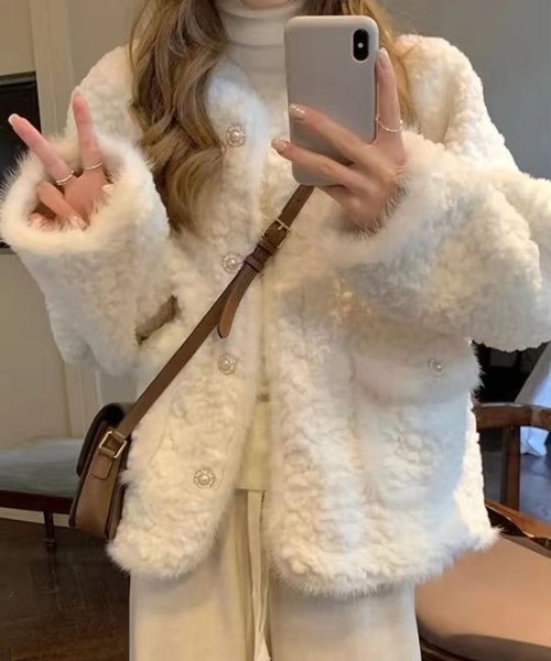 Mejoul（メジュール）の「【2025秋冬新作】パールボタンもこもこフェイクファーコート（その他アウター・レディース・ホワイト/ピンク・M/L）」の20枚目の写真