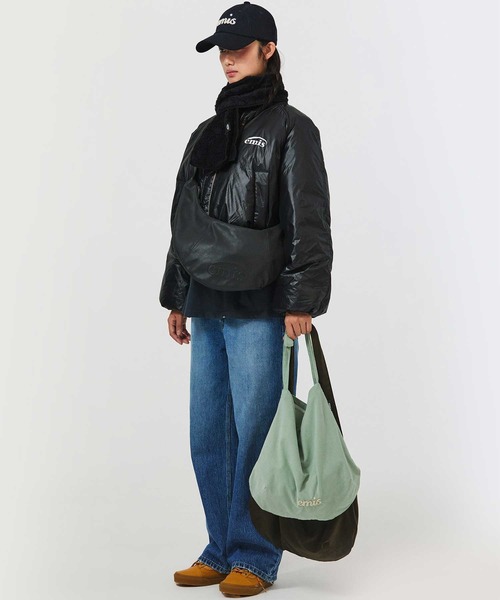 EMIS(イミス)の「LOGO EMBOSSED HALF MOON BAG(ショルダーバッグ・レディース・ブラック/ライトブルー・FREE)」の4枚目の写真