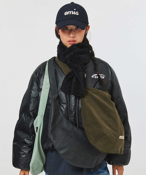 EMIS(イミス)の「LOGO EMBOSSED HALF MOON BAG(ショルダーバッグ・レディース・ブラック/ライトブルー・FREE)」の5枚目の写真