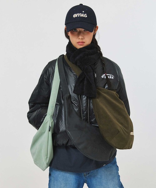 EMIS(イミス)の「LOGO EMBOSSED HALF MOON BAG(ショルダーバッグ・レディース・ブラック/ライトブルー・FREE)」の6枚目の写真
