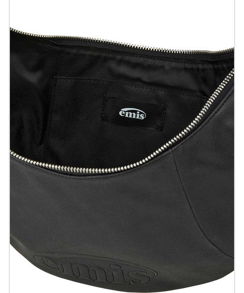 EMIS(イミス)の「LOGO EMBOSSED HALF MOON BAG(ショルダーバッグ・レディース・ブラック/ライトブルー・FREE)」の11枚目の写真
