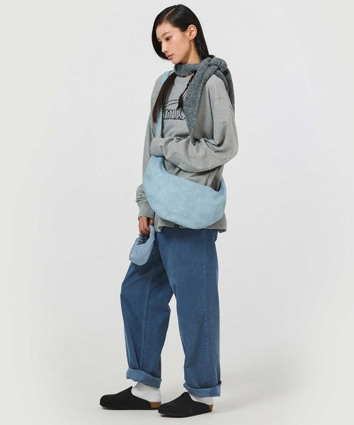EMIS(イミス)の「LOGO EMBOSSED HALF MOON BAG(ショルダーバッグ・レディース・ブラック/ライトブルー・FREE)」の13枚目の写真