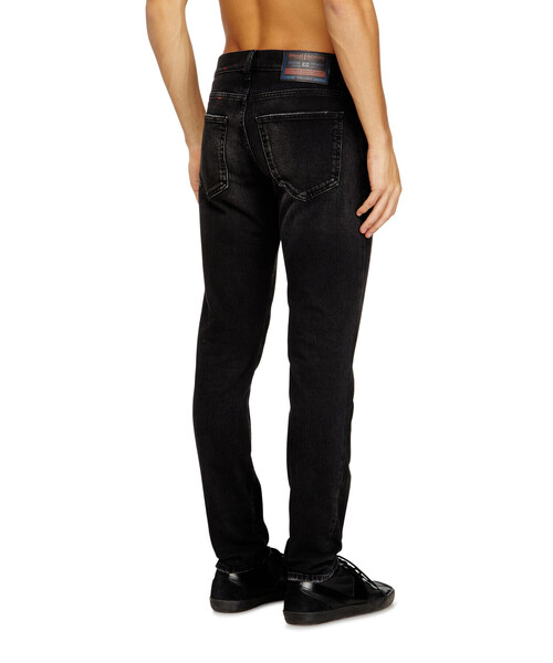 DIESEL(ディーゼル)の「メンズ ブラック スリムフィットデニムパンツ 2019 D-STRUKT L.30(デニムパンツ・メンズ・ブラック・28inch/26inch/32inch/30inch/34inch)」の2枚目の写真