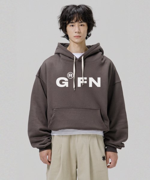 GRANFINNY(グランフィニ)の「オーバーサイズヘビー起毛ボールドロゴバルーンスウェットフードパーカー-ダークグレー(パーカー・レディース・アッシュブラウン/チャコールグレー・MEDIUM/LARGE/X-LARGE)」の3枚目の写真