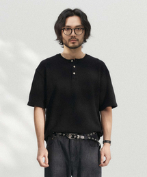 WMC（ダブリューエムシー）の「Waffle texture henley neck short sleeve t-shirt_BLACK（Tシャツ/カットソー）」