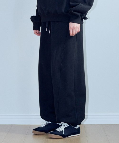 MARROT(マロット)の「パイピングジョガーパンツ_ブラック(スウェットパンツ・レディース・その他・LARGE/MEDIUM)」の1枚目の写真