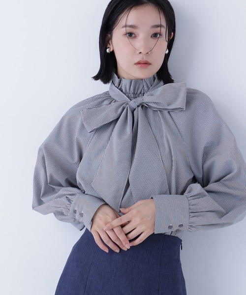 NATURAL BEAUTY BASIC(ナチュラルビューティーベーシック)の「◇ハイネックリボンボウブラウス(シャツ/ブラウス・レディース・ピンク系その他/グレー系その他/オフホワイト/ブルー・MEDIUM/SMALL)」の3枚目の写真