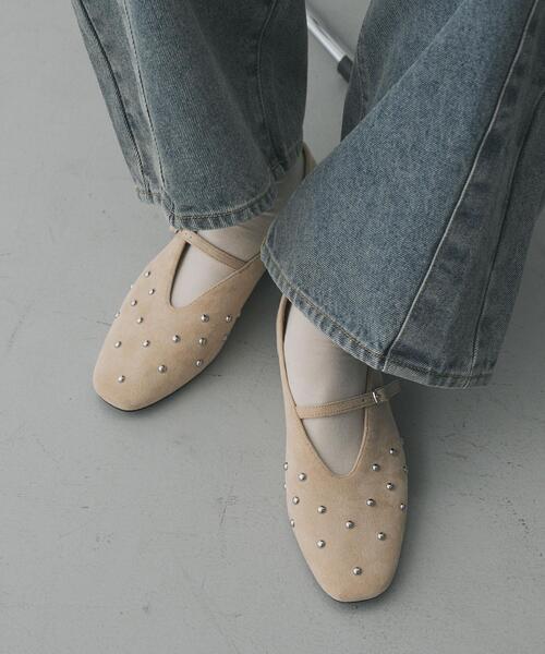 SENSE OF PLACE by URBAN RESEARCH(センスオブプレイスバイアーバンリサーチ)の「スタッズフラットシューズ(パンプス・レディース・ブラック/ベージュ・SMALL/LARGE/MEDIUM)」の2枚目の写真