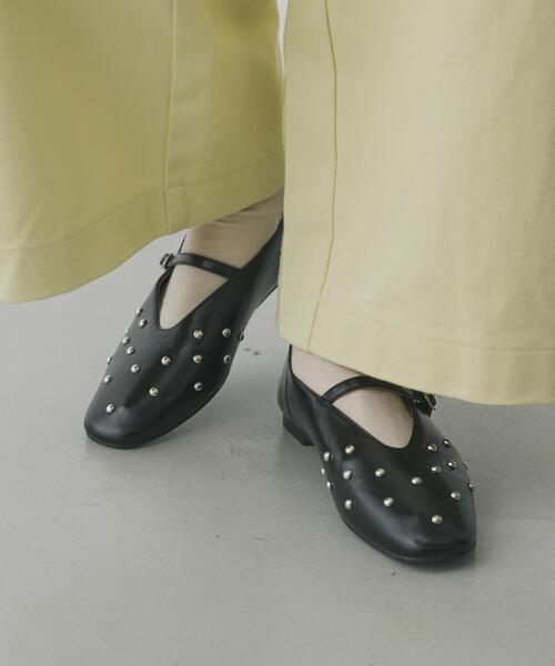 SENSE OF PLACE by URBAN RESEARCH(センスオブプレイスバイアーバンリサーチ)の「スタッズフラットシューズ(パンプス・レディース・ブラック/ベージュ・SMALL/LARGE/MEDIUM)」の1枚目の写真