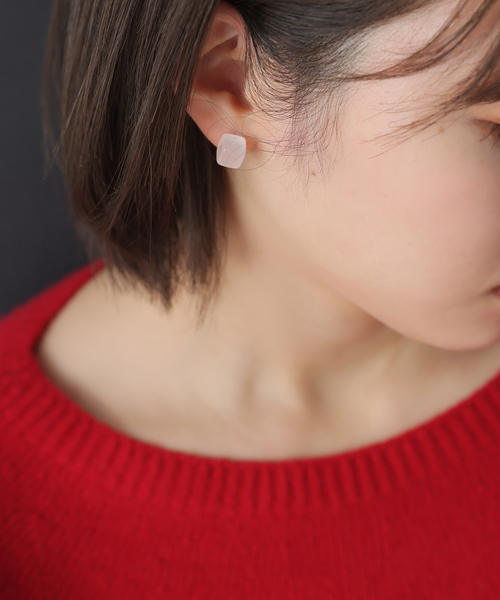 Lilas(リラ)の「ラウンド*キューブバイカラーピアス K10(片耳)(ピアス(片耳用)・レディース・ブラック/ホワイト/グリーン・FREE)」の4枚目の写真