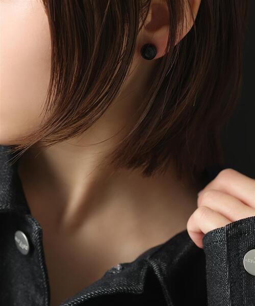 Lilas(リラ)の「ラウンド*キューブバイカラーピアス K10(片耳)(ピアス(片耳用)・レディース・ブラック/ホワイト/グリーン・FREE)」の9枚目の写真