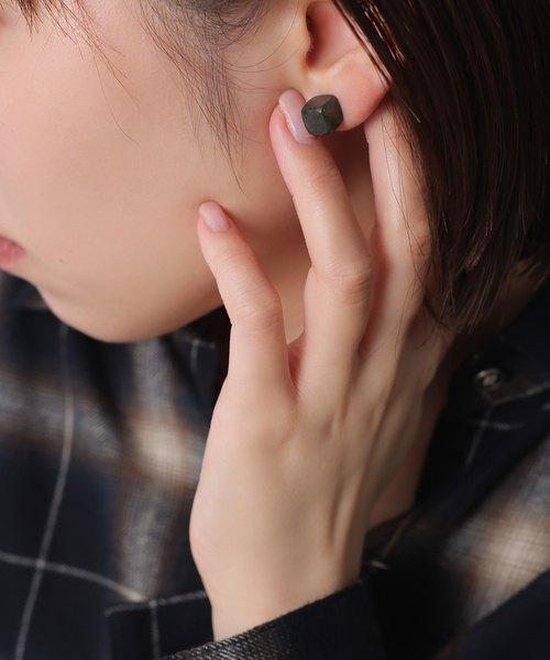 Lilas(リラ)の「ラウンド*キューブバイカラーピアス K10(片耳)(ピアス(片耳用)・レディース・ブラック/ホワイト/グリーン・FREE)」の10枚目の写真