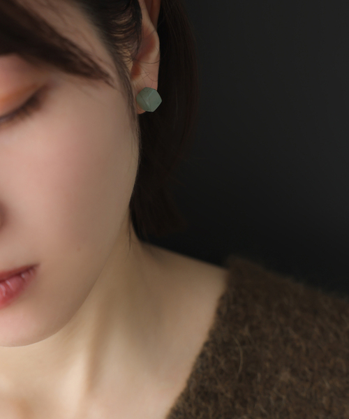 Lilas(リラ)の「ラウンド*キューブバイカラーピアス K10(片耳)(ピアス(片耳用)・レディース・ブラック/ホワイト/グリーン・FREE)」の12枚目の写真