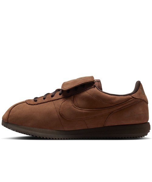 NIKE（ナイキ）の「NIKE Cortez Leather SE（ナイキ コルテッツ レザー SE）（スニーカー・メンズ・ブラウン系・27cm/27.5cm/28cm/28.5cm/29cm/23cm/23.5cm/24cm/24.5cm/25cm/25.5cm/26cm/26.5cm）」の2枚目の写真