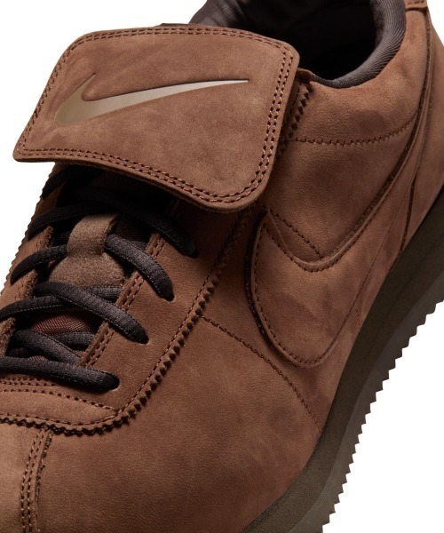 NIKE（ナイキ）の「NIKE Cortez Leather SE（ナイキ コルテッツ レザー SE）（スニーカー・メンズ・ブラウン系・27cm/27.5cm/28cm/28.5cm/29cm/23cm/23.5cm/24cm/24.5cm/25cm/25.5cm/26cm/26.5cm）」の9枚目の写真