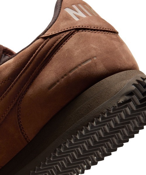 NIKE（ナイキ）の「NIKE Cortez Leather SE（ナイキ コルテッツ レザー SE）（スニーカー・メンズ・ブラウン系・27cm/27.5cm/28cm/28.5cm/29cm/23cm/23.5cm/24cm/24.5cm/25cm/25.5cm/26cm/26.5cm）」の11枚目の写真