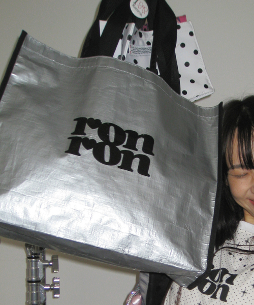 RONRON(ロンロン)の「LOGO BIG TARPAULIN BAG SILVER(トートバッグ・レディース・その他・FREE)」の1枚目の写真