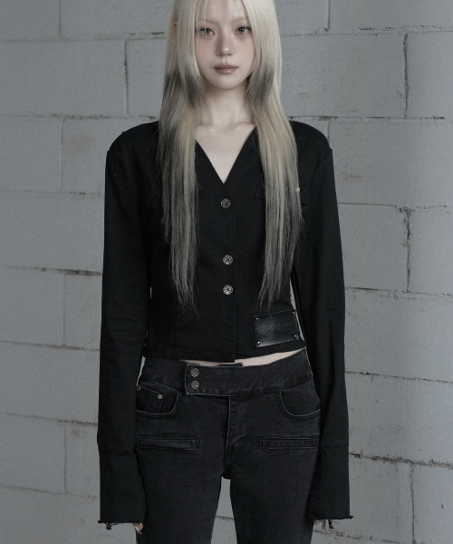 ETRE AU SOMMET(エトレオソメ)の「Back Diagonal Eyelet Collarless Crop Jacket (Black)(デニムジャケット・レディース・ブラック・1/2)」の1枚目の写真