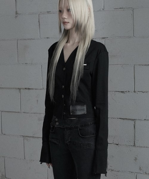 ETRE AU SOMMET(エトレオソメ)の「Back Diagonal Eyelet Collarless Crop Jacket (Black)(デニムジャケット・レディース・ブラック・1/2)」の2枚目の写真