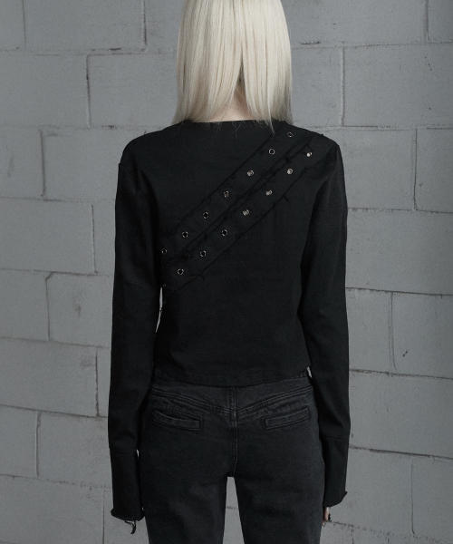 ETRE AU SOMMET(エトレオソメ)の「Back Diagonal Eyelet Collarless Crop Jacket (Black)(デニムジャケット・レディース・ブラック・1/2)」の3枚目の写真