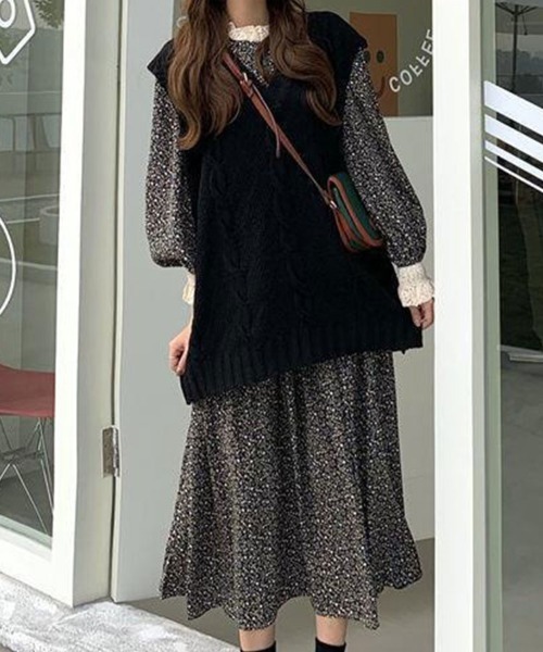SallyLunn(サリーラン)の「レトロフラワー ティアードワンピース(ワンピース・レディース・レッド/ブラック・LARGE/MEDIUM)」の6枚目の写真