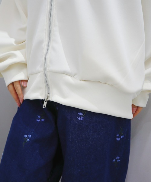 CECIL McBEE（セシルマクビー）の「刺繍ロゴジップアップパーカー（パーカー・レディース・アイボリー/ブラック・LARGE/MEDIUM）」の3枚目の写真