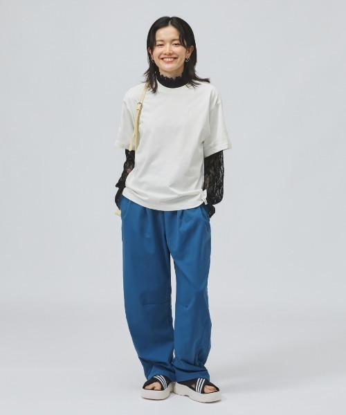 adidas(アディダス)の「アディダス adidas エッセンシャルズ プラス スリーストライプス ルーズフィット半袖Tシャツ(Tシャツ/カットソー・レディース・ライトグリーン/ブラック/オフホワイト・S/M/L/XL)」の5枚目の写真