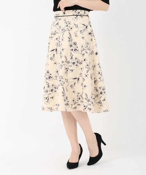 UNIVERVAL MUSE(ユニバーバル ミューズ)の「エチュード_プリントフレアスカート(スカート・レディース・ベージュ・2)」の2枚目の写真