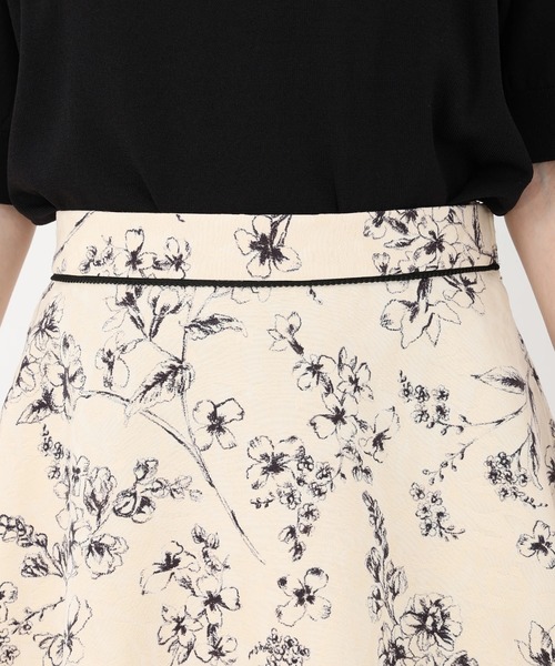 UNIVERVAL MUSE(ユニバーバル ミューズ)の「エチュード_プリントフレアスカート(スカート・レディース・ベージュ・2)」の5枚目の写真
